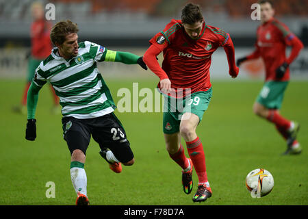 Moskau, Russland. 26. November 2015. Adrien Silva (L) von Portugals Sporting Lissabon wetteifert mit Aleksei Miranchuk Russlands Lokomotiv Moskau während eines Spiels der Gruppe H in der UEFA Champions League in Moskau, Russland, 26. November 2015. Sporting Lissabon gewann 4-2. Bildnachweis: Pavel Bednyakov/Xinhua/Alamy Live-Nachrichten Stockfoto