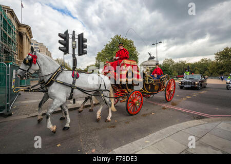 Ein königliches Pferd gezogenen Schlitten auf der Hauptstraße in der Nähe von Hyde Park, London, UK gesehen. Stockfoto