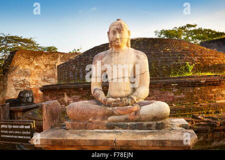 Sri Lanka - Buddhastatue aus Stein im Vatadage-Tempel, Polonnaruwa, antiken Stadtgebiet, UNESCO Stockfoto