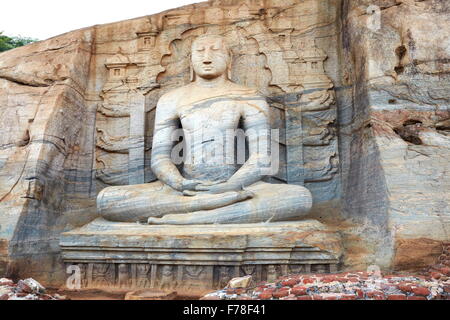 Sri Lanka - Buddhastatue aus Stein in Gal Vihara Tempel, Polonnaruwa, antiken Stadtgebiet, UNESCO Stockfoto