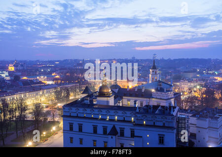 Palast des Großfürsten von Litauen und Stadt Übersicht in der Abenddämmerung von oben. Vilnius, Litauen, Europa Stockfoto