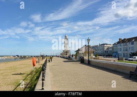 Strandpromenade und Clock Tower, Herne Bay, Kent, England, Vereinigtes Königreich Stockfoto