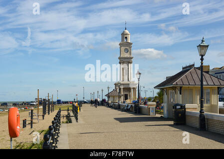 Strandpromenade und Clock Tower, Herne Bay, Kent, England, Vereinigtes Königreich Stockfoto