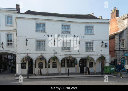 15. Jahrhundert die alte Glocke, Hotel, Marktplatz, Warminster, Wiltshire, England, Vereinigtes Königreich Stockfoto