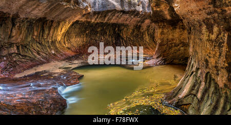 Panoramablick auf die einzigartige U-Bahn Höhle durch die linke Gabel des North Creek im Zion Nationalpark, Utah geschnitzt. Stockfoto