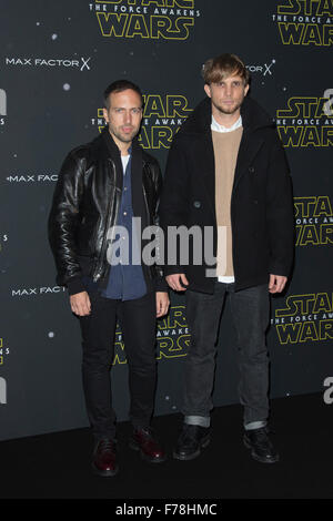 London, UK. 26. November 2015. Christopher de Vos und Peter Pilotto kommen Star Wars Mode findet die Kraft zur Unterstützung der Great Ormond Street Hospital Children Charity im Auftrag von Kraft für den Wandel. Die Präsentation vorgestellten Star Wars: das Erwachen der macht sieht von Modedesignern Claire Barrow, j. W. Anderson, Peter Pilotto, Phoebe Preen, Thomas Tait, Agi & Sam, Bobby Abley, Christopher Raeburn, englischen Nasir Mazhar inspiriert. Stockfoto