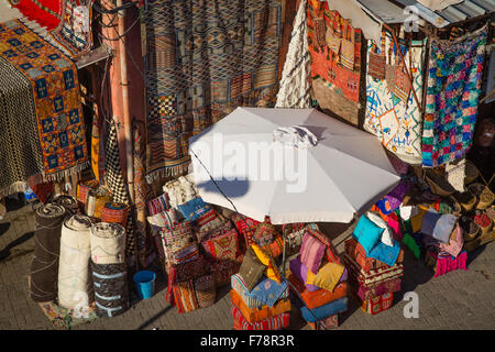 Ein Teppich Shop in der Gasse von Marrakesch Medina Stockfoto