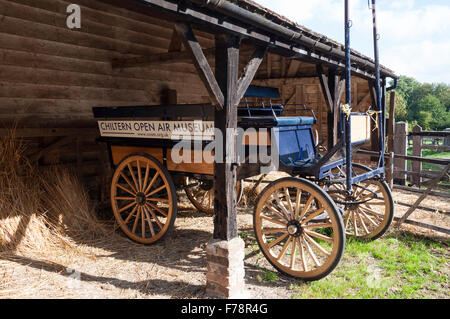 Pferdekutsche in Scheune, Chiltern Open Air Museum, Chalfont St Giles, Buckinghamshire, England, Vereinigtes Königreich Stockfoto