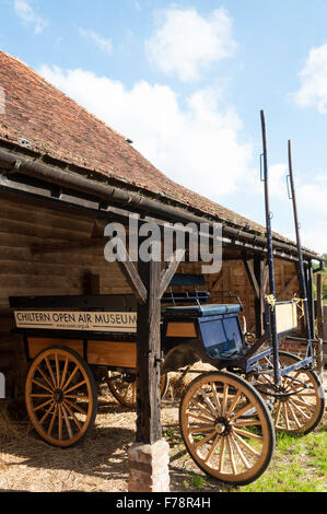 Pferdekutsche in Scheune, Chiltern Open Air Museum, Chalfont St Giles, Buckinghamshire, England, Vereinigtes Königreich Stockfoto