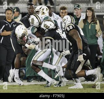 City, Florida, USA. 26. November 2015. OCTAVIO JONES | Zeiten. South Florida Bulls Wide Receiver Rodney Adams (87) von UCF Knights defensiv angegangen ist zurück Shaquem Griffin (18) beim Laufen des Ball für ein First Down im dritten Quartal im Bright House Networks Stadium in Orlando auf Donnerstag, 26. November 2015. Die USF Bulls feiern Sieg über die UCF Knights 44-3. © Octavio Jones/Tampa Bay Times / ZUMA Draht/Alamy Live News Stockfoto