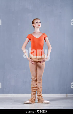 Tänzer Aufwärmen vor Generalprobe. Mädchen steht auf den Zehenspitzen. Die erste Position im klassischen Ballett. Stockfoto