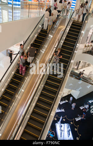 Rolltreppen in der gehobenen EM Quartier Shopping Mall in Sukhumvit, Bangkok, Thailand Stockfoto