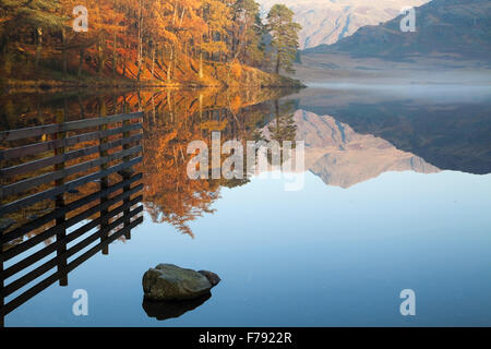 Eine herbstliche Ansicht von Langdale Pikes, Blea Tarn in den Lake District National Park im Morgengrauen entnommen. Stockfoto