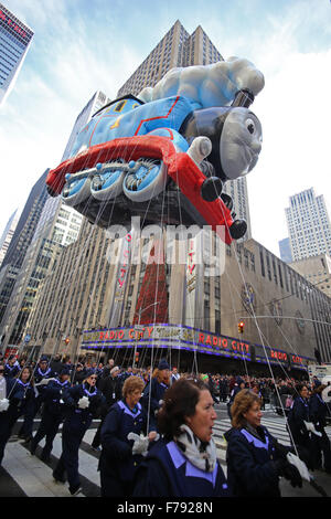 New York City, USA. 26. November 2015. 89. jährlichen Macy's Thanksgiving Day Parade zog hunderte von Tausenden von Zuschauern trotz Androhung von möglichen terroristischen Aktion. Bildnachweis: Andy Katz/Pacific Press/Alamy Live-Nachrichten Stockfoto