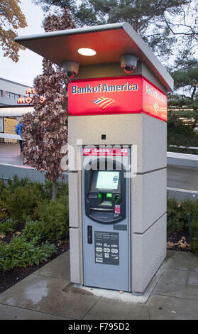 Seattle, Washingtion, USA. 23. November 2015. Eine Bank von Amerika ATM mit kleinen Dach, Lichter und Überwachungskamera, befindet sich am Seattle Center, bietet Kunden leichten Zugang zu Bankinformationen und Bargeld mit einer Debit-oder Kreditkarte. Die Geldautomaten der Bank of America wird zusammen mit einem kleinen stilisierten Design repräsentieren die amerikanische Flagge in rot, weiß und blau mit Buchstaben ausdrucken '' Bank of America, '' identifiziert. © David Bro/ZUMA Draht/Alamy Live-Nachrichten Stockfoto