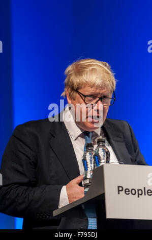 London, UK.  26. November 2015.  Bürgermeister von London, Boris Johnson, spricht in der Volksrepublik Fragestunde im Teatro Beck Hillingdon.  Die zweimal jährliche Veranstaltung gibt Londoner die Chance, der Bürgermeister und der London Assembly in Frage zu stellen und informieren sich über ihre Pläne und Prioritäten für die Stadt. Bildnachweis: Stephen Chung / Alamy Live News Stockfoto