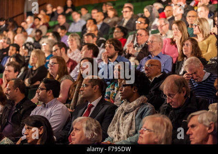 London, UK.  26. November 2015.  Mitglieder der Öffentlichkeit in der Volksrepublik Fragestunde im Teatro Beck, Hillingdon.  Die zweimal jährliche Veranstaltung gibt Londoner die Chance, der Bürgermeister und der London Assembly in Frage zu stellen und informieren sich über ihre Pläne und Prioritäten für die Stadt. Bildnachweis: Stephen Chung / Alamy Live News Stockfoto