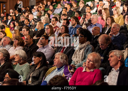 London, UK.  26. November 2015.  Mitglieder der Öffentlichkeit in der Volksrepublik Fragestunde im Teatro Beck, Hillingdon.  Die zweimal jährliche Veranstaltung gibt Londoner die Chance, der Bürgermeister und der London Assembly in Frage zu stellen und informieren sich über ihre Pläne und Prioritäten für die Stadt. Bildnachweis: Stephen Chung / Alamy Live News Stockfoto