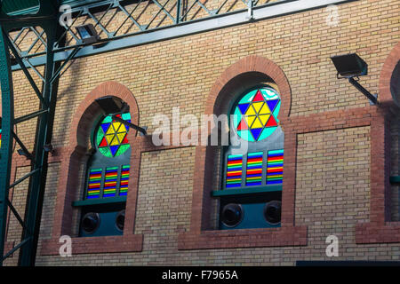 Details zu den Fenstern des alten Bahnhof in Sevilla, Spanien Stockfoto