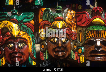 Geschnitzte Masken sind beliebte Artikel unter den überfüllten Ständen am Donnerstagsmarkt in Chichicastenango, Guatemala. Stockfoto