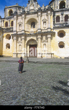 La Merced Kirche (1552) ist das auffälligste kolonialen Gebäude in Antigua, Guatemala. Stockfoto