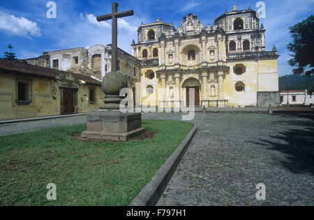 La Merced Kirche (1552) ist das auffälligste kolonialen Gebäude in Antigua, Guatemala. Stockfoto