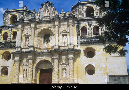 La Merced Kirche (1552) ist das auffälligste kolonialen Gebäude in Antigua, Guatemala. Stockfoto