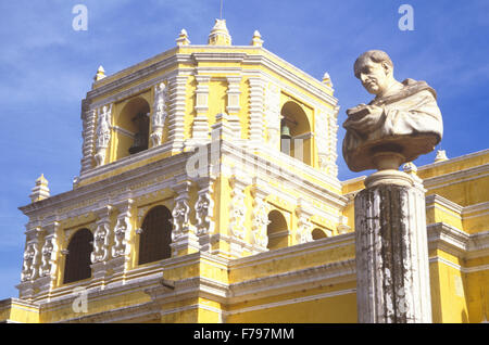 La Merced Kirche (1552) ist das auffälligste kolonialen Gebäude in Antigua, Guatemala. Stockfoto