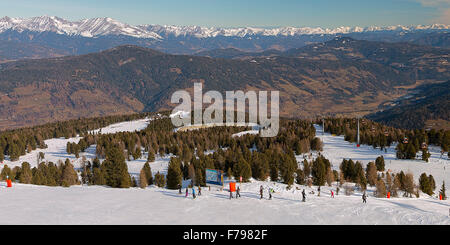 Alpinen touristischen Skigebiet und Familie Skifahren im Frühling, aerial View. Stockfoto