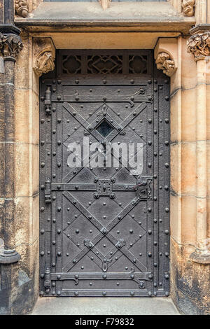 Antike alte historische Tür der alten Kathedrale in Prag, Tschechische Republik, Europa. Stockfoto