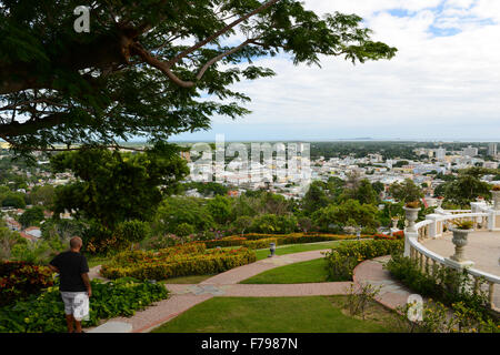 Person Blick auf die Aussicht auf die Stadt Ponce aus der Serralles Schlossgarten. Ponce, Puerto Rico. Territorium der USA. Karibik Stockfoto