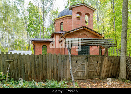 Bau der Kapelle im Wald Stockfoto