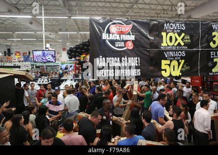 Sao Paulo, Brasilien. 26. November 2015. Bewohner machen Einkäufe, während der schwarze Freitag in Sao Paulo, Brasilien, am 26. November 2015. Schwarzer startet Freitag das Weihnachtsgeschäft in die Läden. Bildnachweis: Rahel Patras/Xinhua/Alamy Live-Nachrichten Stockfoto