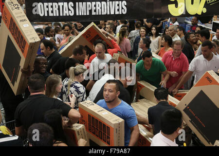 Sao Paulo, Brasilien. 26. November 2015. Bewohner machen Einkäufe, während der schwarze Freitag in Sao Paulo, Brasilien, am 26. November 2015. Schwarzer startet Freitag das Weihnachtsgeschäft in die Läden. Bildnachweis: Rahel Patras/Xinhua/Alamy Live-Nachrichten Stockfoto