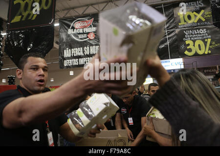 Sao Paulo, Brasilien. 26. November 2015. Bewohner machen Einkäufe, während der schwarze Freitag in Sao Paulo, Brasilien, am 26. November 2015. Schwarzer startet Freitag das Weihnachtsgeschäft in die Läden. Bildnachweis: Rahel Patras/Xinhua/Alamy Live-Nachrichten Stockfoto