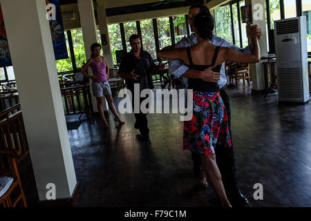 Bali, Indonesien. 27. November 2015. Tango-Maestros Cristian Andres Lopez und Naoko Tsutsumizaki (vorne) verleihen eine Privatstunde ein paar während der Tango in Paradise Festival 2015, um Denpasar auf Bali, Indonesien, 27. November 2015. Tango in Paradise-Festival ist ein einzigartiges Tangofestival, das Tango mit traditionellen indonesischen Kultur verbindet. In diesem Jahr wird die traditionellen Stoffe aus Bali "Saput Poleng Bali" (ein Tuch mit Schachbrettmuster von Schwarz und weiß) das Symbol des Festivals. © Veri Sanovri/Xinhua/Alamy Live-Nachrichten Stockfoto