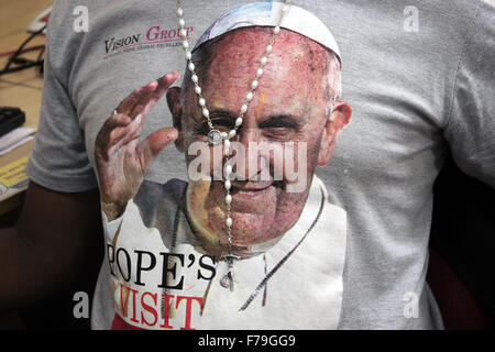 Kampala, Uganda. 27. November 2015. Ein Mann zieht ein Souvenir T-shirt begrüßen Papst Francis in der ugandischen Hauptstadt Kampala. Die Papst wird voraussichtlich Uganda am 27-29. November während einer Afrika-Reise besuchen, die Kenia und der Zentralafrikanischen Republik zu bedecken. Bildnachweis: Samson Opus/Alamy Live-Nachrichten Stockfoto