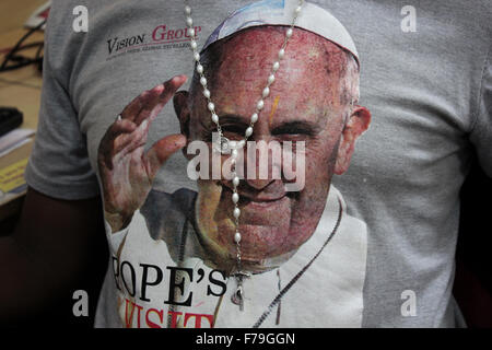 Kampala, Uganda. 27. November 2015. Ein Mann zieht ein Souvenir T-shirt begrüßen Papst Francis in der ugandischen Hauptstadt Kampala. Die Papst wird voraussichtlich Uganda am 27-29. November während einer Afrika-Reise besuchen, die Kenia und der Zentralafrikanischen Republik zu bedecken. Bildnachweis: Samson Opus/Alamy Live-Nachrichten Stockfoto