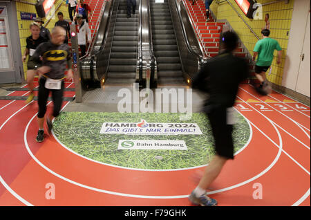 Marathon-Läufer läuft in Hamburg am Jungfernstieg S-Bahn Station, 26. November 2015 in Hamburg, Deutschland. Kurz vor dem Referendum ob der freien und Hansestadt Hamburg als Gastgeber für die Olympischen Spiele im Jahr 2024 gelten, haben 50 Läufer aus neun Provinzen sowie den Niederlanden und Kolumbien ein Zeichen sportliche Begeisterung teilgenommen. Foto: Axel Heimken/dpa Stockfoto
