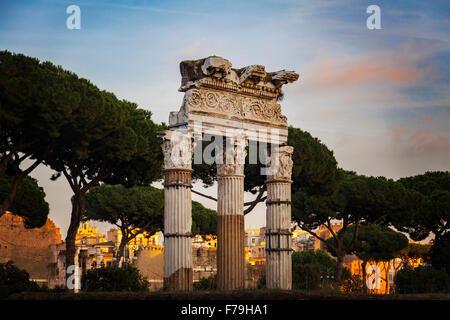 Bild der Tempel des Castor und Pollux, im Inneren das Forum Romanum in Rom, Italien. Stockfoto