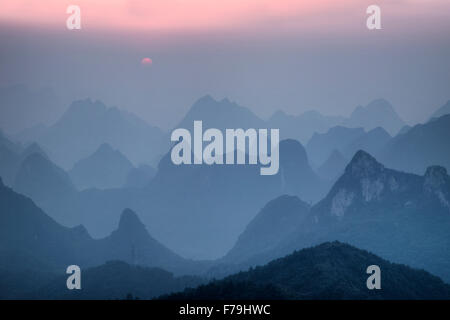 Karst Kalksteinformationen im Morgengrauen Guilin Region Guangxi, China LA008135 Stockfoto