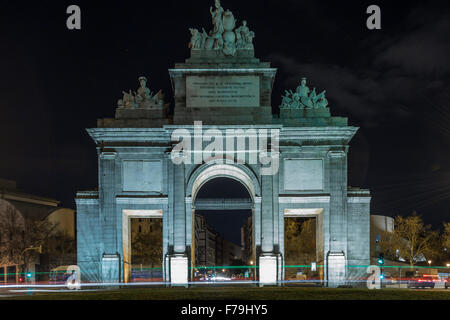 Nacht-Blick auf das monumentale Tor von Toledo in Madrid Stadt Stockfoto