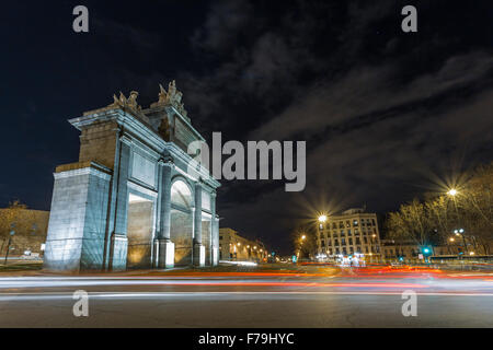 Nacht-Blick auf das monumentale Tor von Toledo in Madrid Stadt Stockfoto