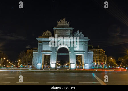 Nacht-Blick auf das monumentale Tor von Toledo in Madrid Stadt Stockfoto