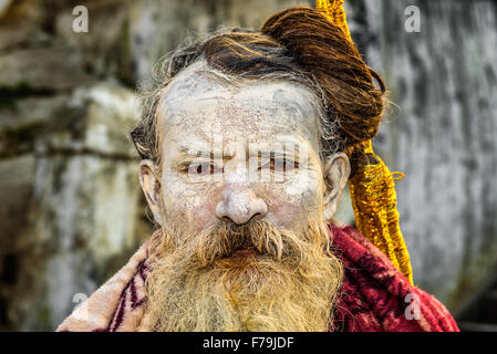 Porträt von wandernden Shaiva Sadhu (Heiliger) mit traditionellen Kinderschminken in alten Pashupatinath Tempel Stockfoto