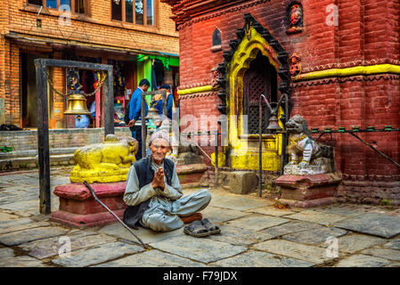 Ältere Bettler betet in der Straße von Kathmandu Stockfoto