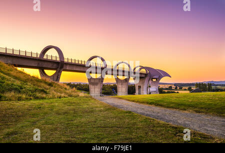 Falkirk Wheel bei Sonnenuntergang. Falkirk Wheel ist eine rotierende Schiffshebewerk in Schottland und verbindet die Forth und Clyde Canal mit der Union Stockfoto