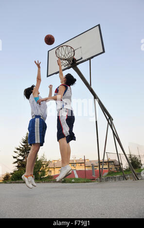 Frau-Basketball-Spieler haben Treining und trainieren Sie im Basketballplatz im City auf Straße Stockfoto