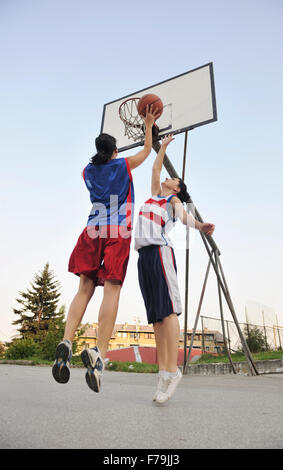 Frau-Basketball-Spieler haben Treining und trainieren Sie im Basketballplatz im City auf Straße Stockfoto