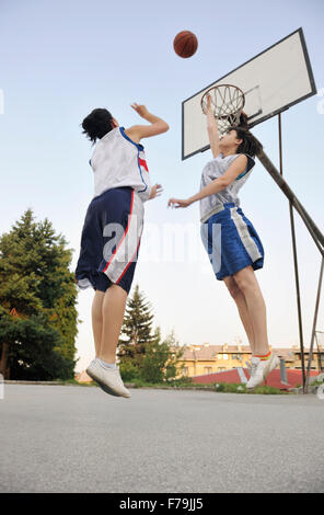 Frau-Basketball-Spieler haben Treining und trainieren Sie im Basketballplatz im City auf Straße Stockfoto